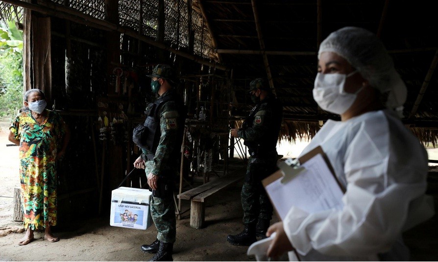Beredar Mitos Vaksin Covid Ubah Orang Jadi Buaya, Tim Medis Diadang dengan Busur dan Panah