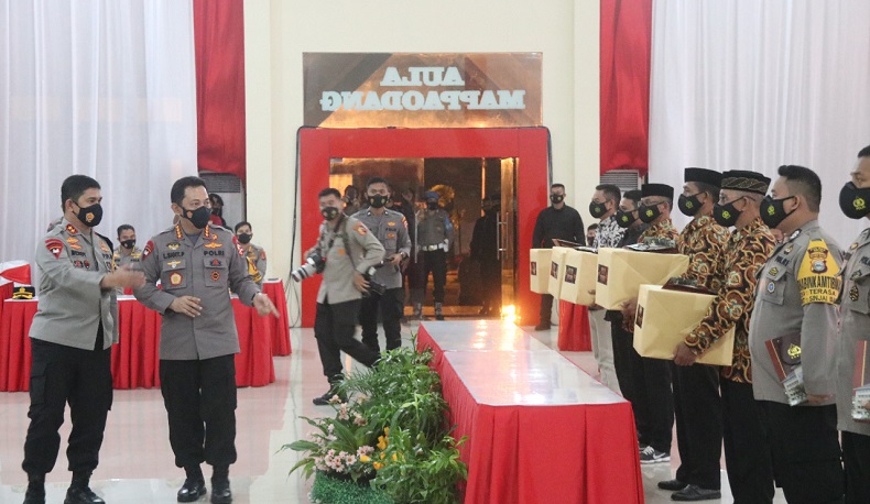 Kapolri Beri Promosi Sekolah ke Bhabinkamtibmas yang Aktif Tekan Covid-19