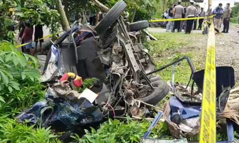 Mobil Berisi Satu Keluarga Ditabrak Kereta, Ibu Tewas di Depan Suami dan Kedua Anaknya 