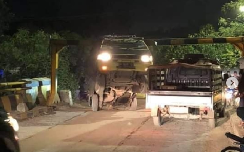 Viral Mobil Pikap Jumping di Atas Jembatan, Netizen: Transformers