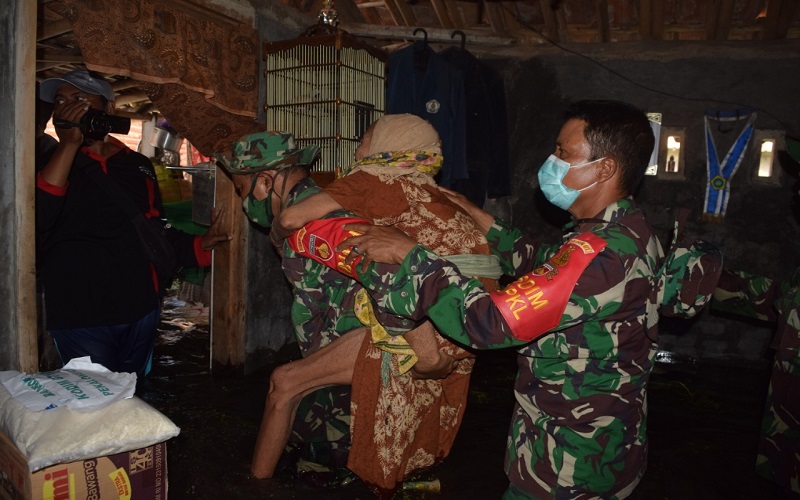 Dramatis, Dandim Pekalongan Evakuasi Lansia di Tengah Kepungan Banjir
