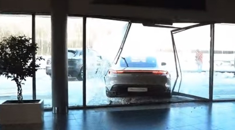 Setelah Bakar Mercedes-AMG, Vlogger Rusia Ini Tabrakkan Porsche Taycan Turbo S di Dealer 