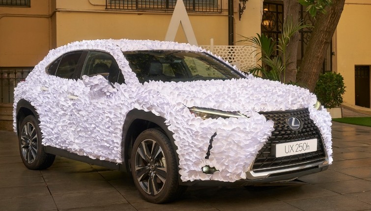 Unik, Mobil Lexus UX Ini Dipenuhi Ribuan Kelopak Bunga Kertas 
