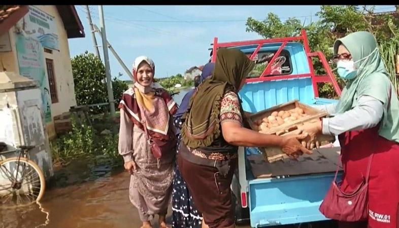 Emak-emak Ini Tak Kenal Lelah Salurkan Bantuan ke Warga Terdampak Banjir di Pekalongan