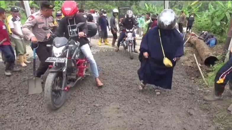 Retakan Jalan Ambles Kalibakung Meluas, Antrian Kendaraan ke Objek Wisata Guci Mengular