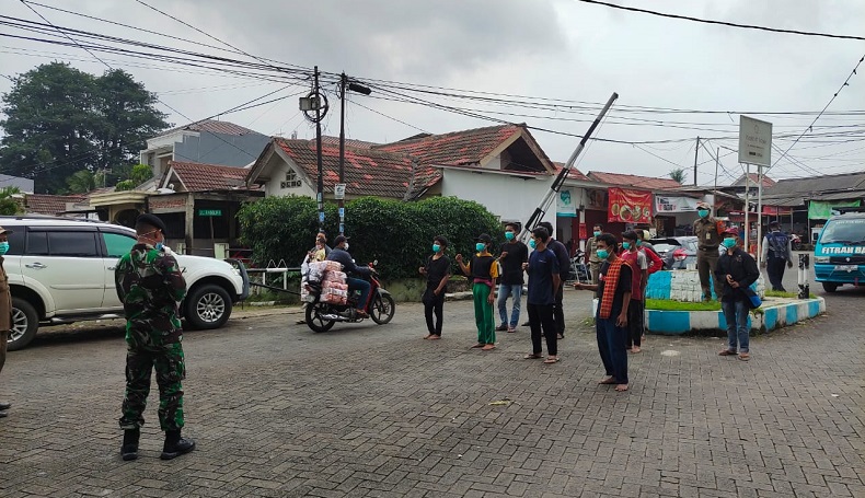 Terjaring Razia Masker, Puluhan Warga Tangsel Dihukum Nyanyi Indonesia Raya