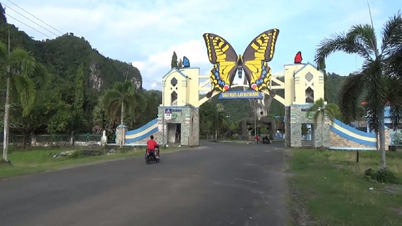 Sejoli Mesum di Gerbang Wisata Alam Bantimurung, Diduga Warga Numpang Selfie