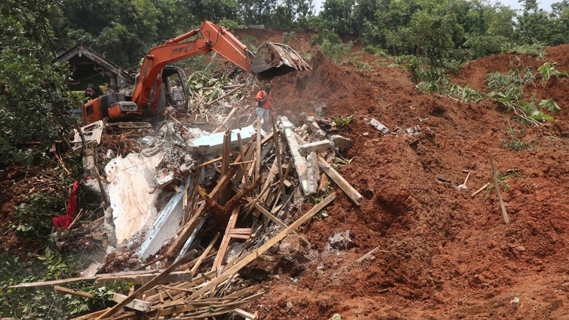 Hujan Deras, Wisata Kuliner di Bekasi Tergerus Longsor