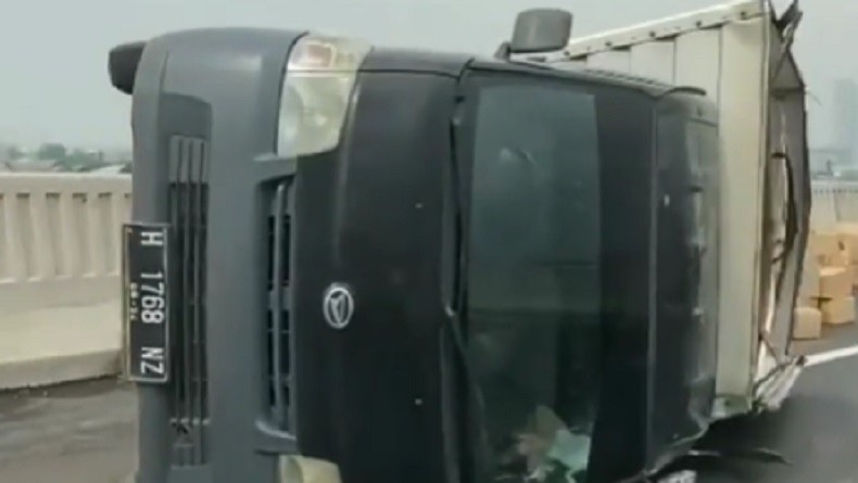 Mobil Boks Penuh Muatan Terbalik di Tol Japek, Lalu Lintas Tersendat