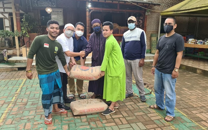 Polri Serahkan Bantuan Pembangunan Masjid Pesantren Nuu Waar Bekasi