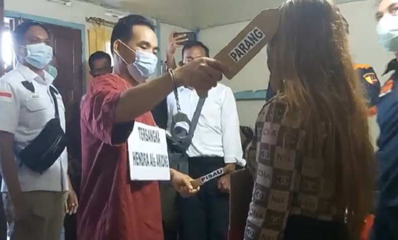 Rekonstruksi Pembunuhan, Suami Peragakan 46 Adegan saat Aniaya Istri dan Mertua