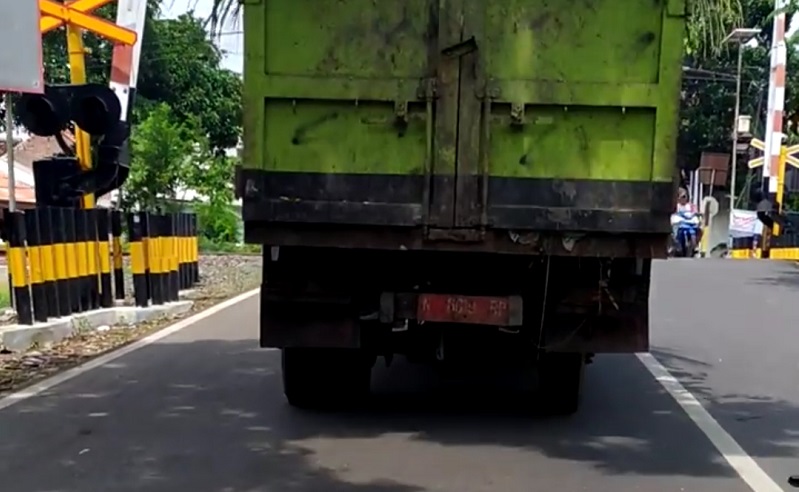 Istri Tewas Ditabrak, Suami Ini Gelantungan di Pintu Truk Minta Sopir Turun