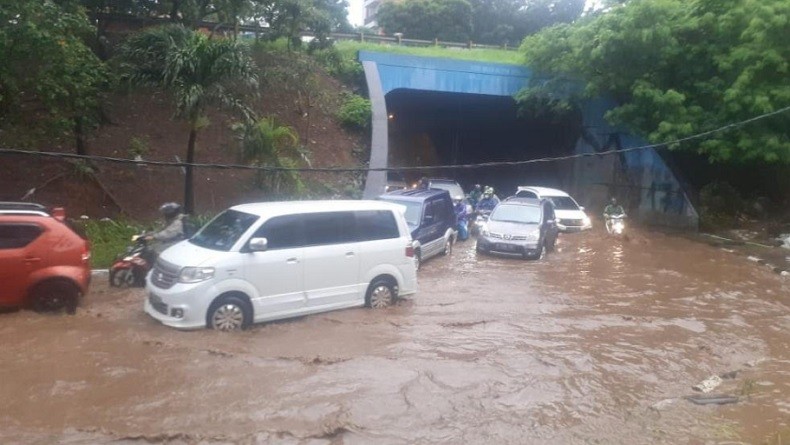 U-Turn Jalan Ahmad Yani Bekasi Tergenang 30 Sentimeter, Lalu Lintas Tersendat