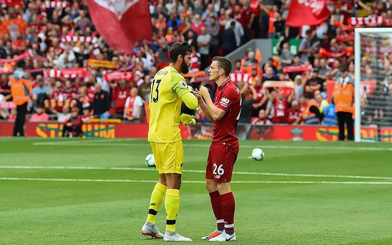 Alisson dan Robertson Digosipkan Ribut, Kapten Liverpool Malah Tertawa