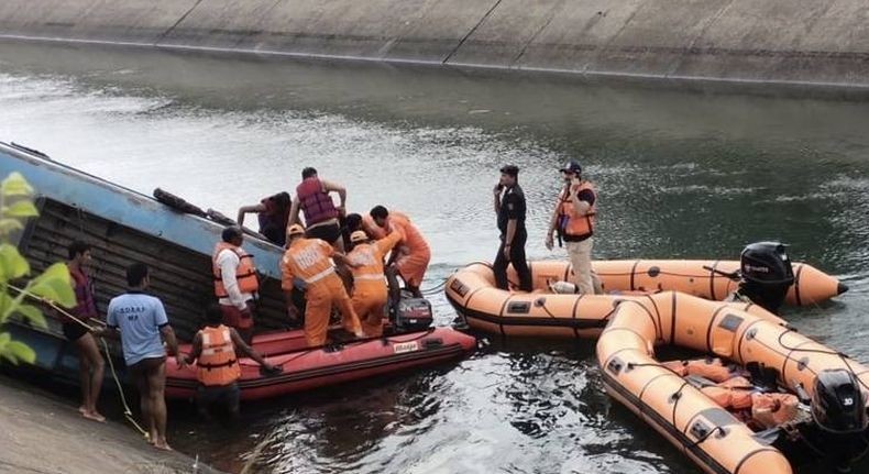 Bus Penuh Penumpang Masuk Sungai, 40 Orang Tewas