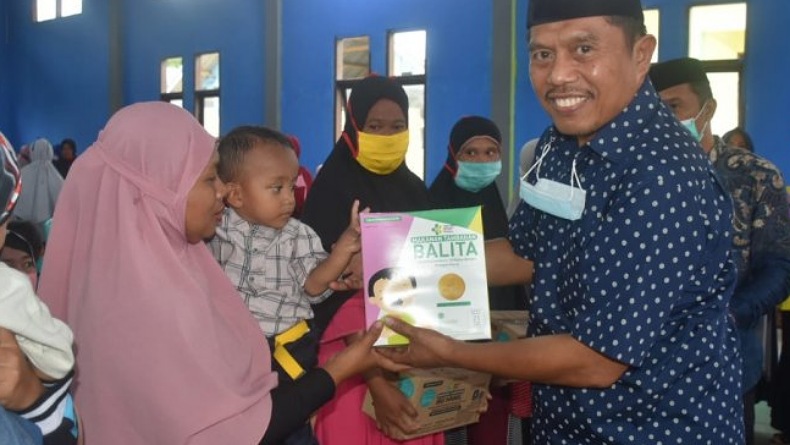 Wakil Ketua DPRD Gorontalo Utara Salurkan Bantuan Alquran dan Makanan Tambahan Ibu Hamil 