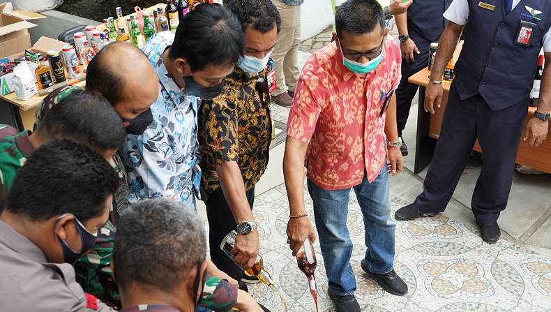 696 Barang Terlarang Penumpang Pesawat di Bandara Sentani Dimusnahkan