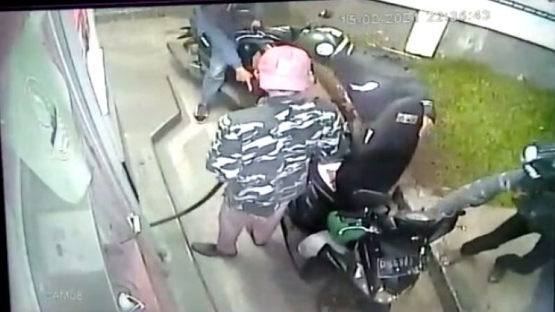 Saat Isi Bensin, HP Pengemudi Ojol Digasak Pencuri, Aksi Pelaku Terekam CCTV