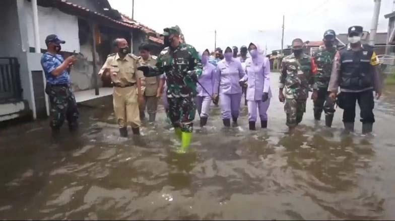 Aksi Prajurit TNI AU Terobos Banjir Pekalongan demi Salurkan Bantuan