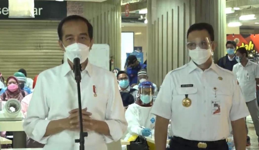 Tinjau Vaksinasi Covid-19 Para Pedagang di Pasar Tanah Abang, Ini Pesan Presiden Jokowi 