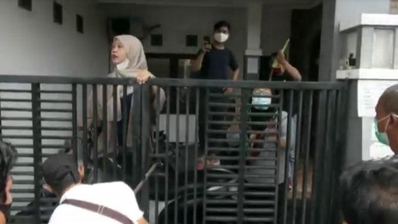 Eksekusi Rumah Elite di Waru Sidoarjo Ricuh, Pemilik Lawan Petugas dengan Tombak