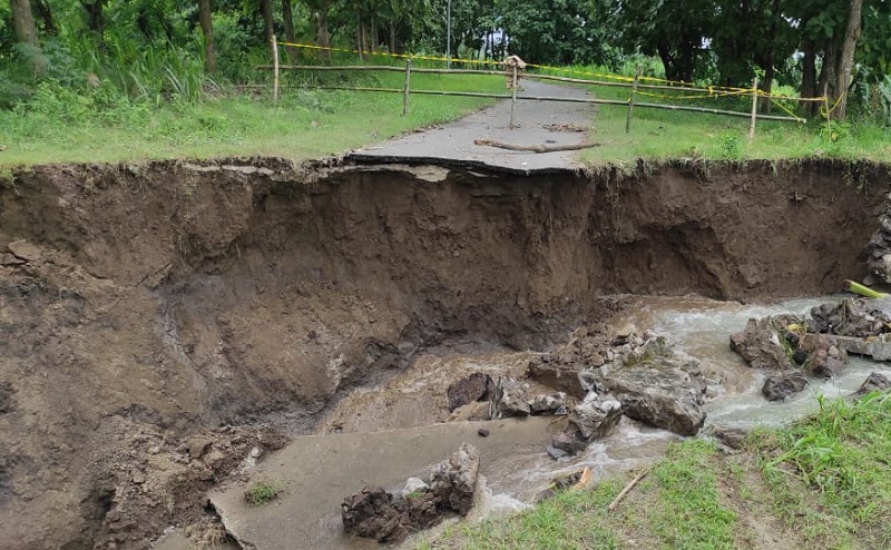 Diterjang Banjir, Jalan Antardesa di Mojokerto Ambles Sejauh 30 Meter 