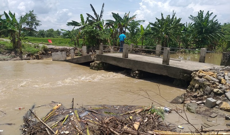 Kali Lamong Meluap, Jembatan Antardesa di Gresik Putus