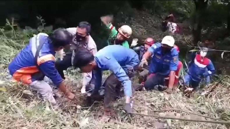 Sopir Tangki BBM Terjun ke Jurang di Cianjur Tewas Terjepit Badan Truk