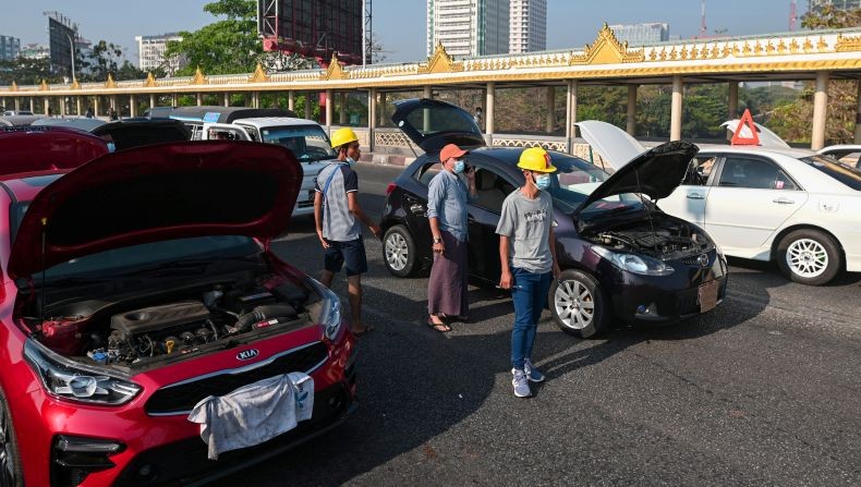 Demonstran Myanmar Parkir 'Mobil Mogok' di Tengah Jalan untuk Halangi Kendaraan Militer