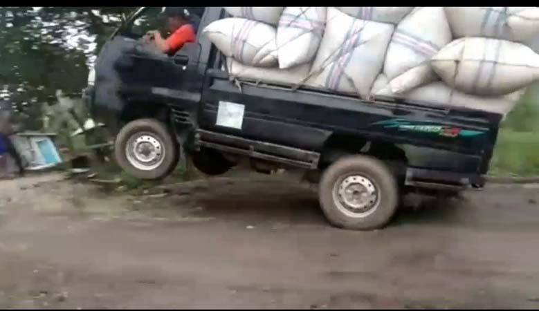 Viral, Mobil Pengangkut Sekam Terguling karena Tak Kuat Menanjak di Tegal