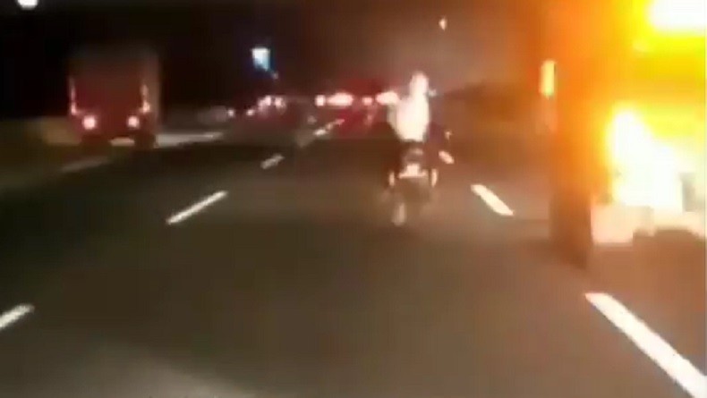 Viral Emak-Emak Naik Motor Masuk Tol Jagorawi, Dihentikan Petugas Malah Tancap Gas