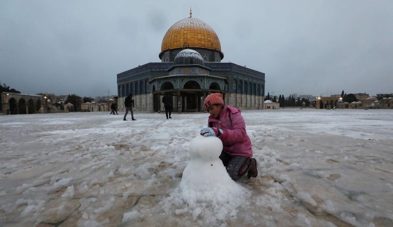 Pemandangan Langka, Masjid Al Aqsa Diselimuti Salju