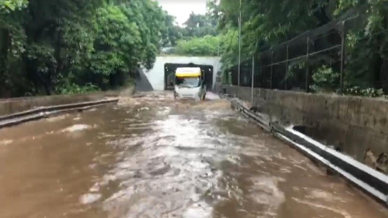 Terowongan di Jalan DI Panjaitan Banjir, Banyak Kendaraan Putar Balik 