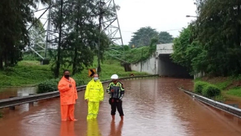 Terowongan Exit Tol Kalimalang Terendam Air 100 Cm, Lalu Lintas Lumpuh