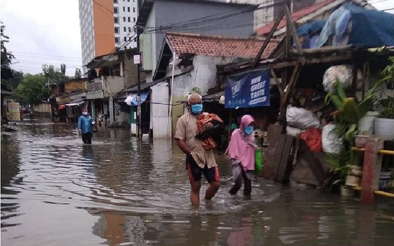 Warga Rawa Buaya Cengkareng Mulai Mengungsi akibat Banjir