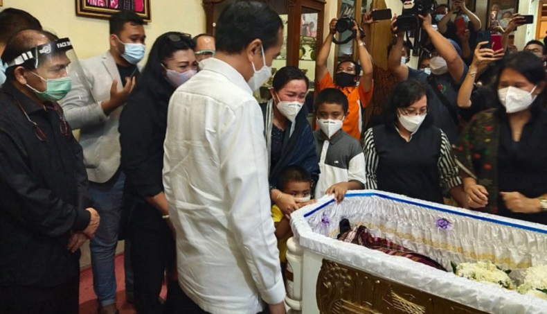 Jokowi Melayat ke Rumah Duka Ketua Umum Bara JP Viktor Sirait