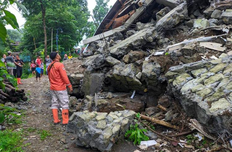 Talud Longsor Akibatkan Gudang di Piyungan Bantul Runtuh 