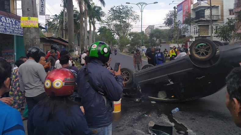 Sopir Mengantuk, Mobil Sedan Terbalik usai Tabrak Pikap yang Parkir di Medan