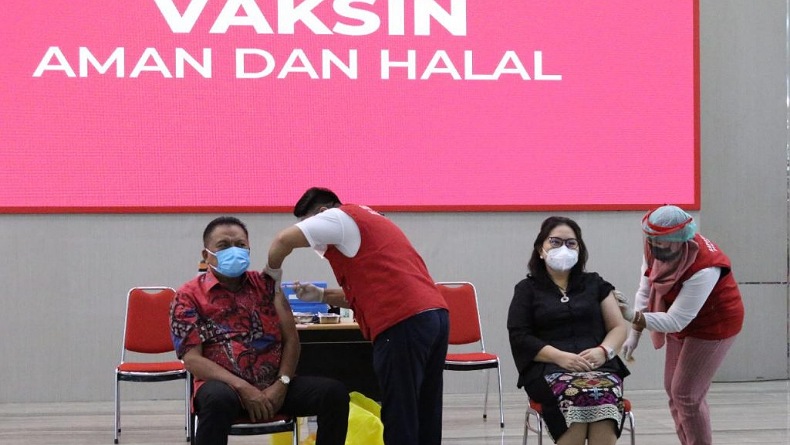 Olly-Steven Disuntik Vaksin Covid-19 Bareng Istri, Ini Pesan yang Disampaikan
