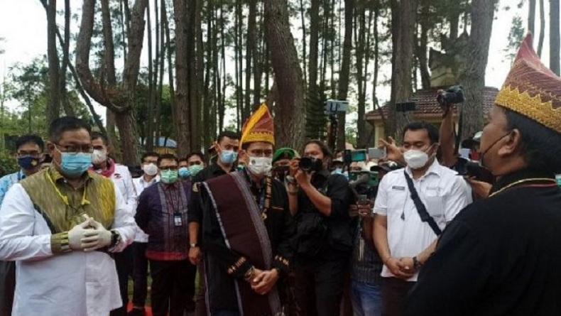 Kenakan Pakaian Adat Pakpak, Menparekraf Sandiaga Kunjungi Taman Wisata Iman di Dairi