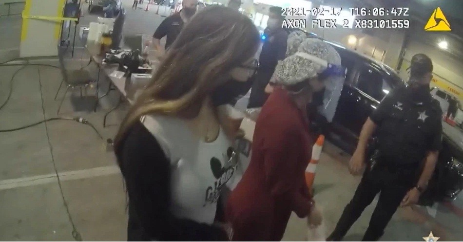 Demi Vaksin Covid, 2 Perempuan Ini Nekat Nyamar Jadi Nenek-Nenek