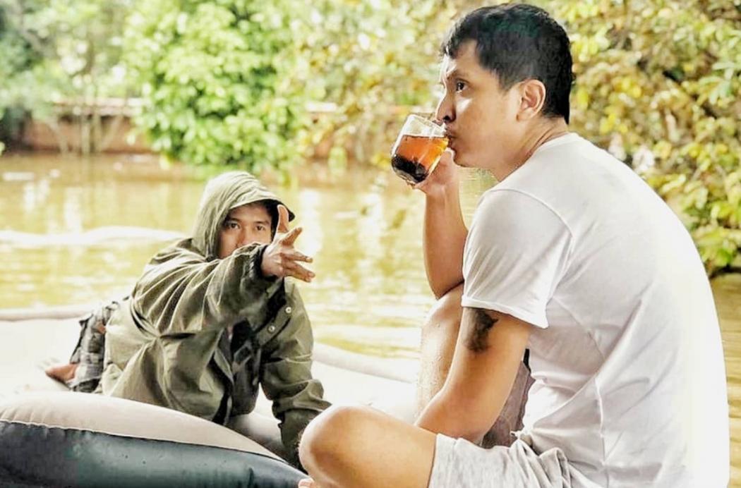 Gibran Marten Unggah Foto Suasana Rumah Kebanjiran sambil Minum Teh: Rehat Sejenak 