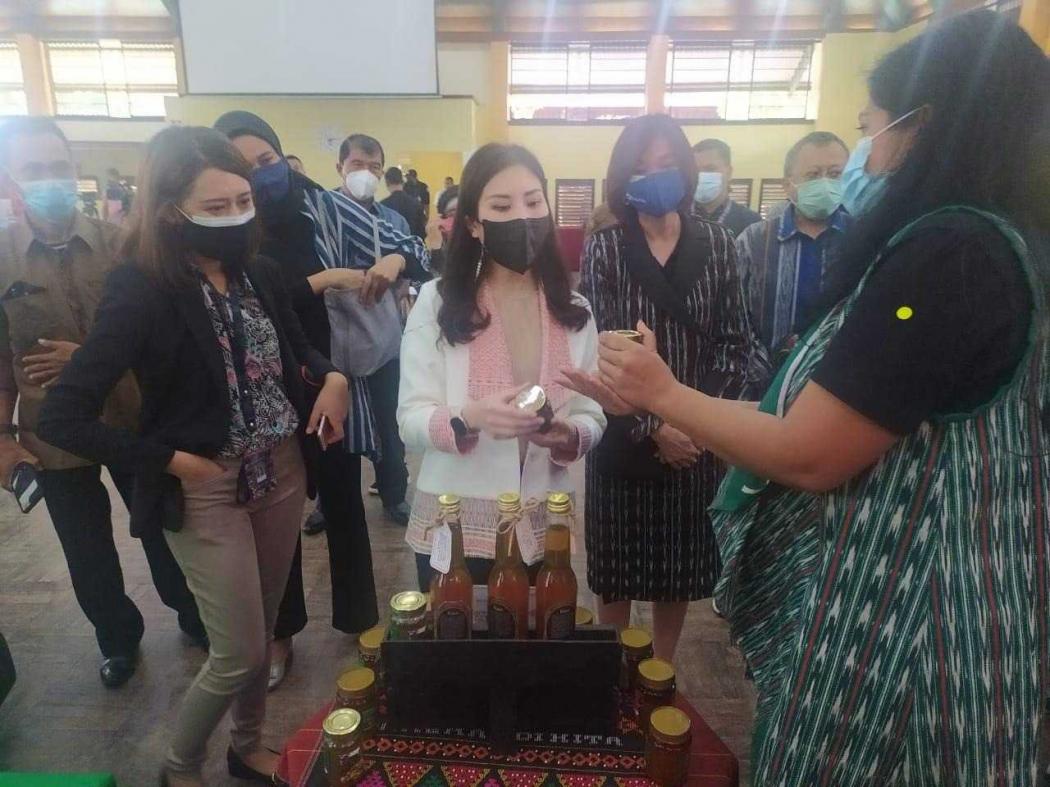 Beli Kreatif Danau Toba, Wamenparekraf Angela Tanoesoedibjo Berharap Bisa Tingkatkan Omzet UMKM