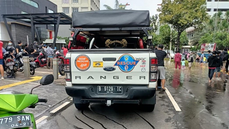Proses Evakuasi Mobil-Mobil Mewah Terjebak Banjir di Kemang Jadi Tontonan Warga