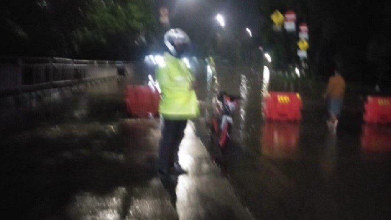 Banjir, Lalu Lintas di Jalan Pilar Mas Kedoya Jakbar dan Halim Arah Cililitan Jaktim Lumpuh