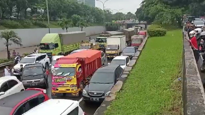 Seorang Kernet Tewas Tertimpa Truknya Sendiri di Tol TB Simatupang