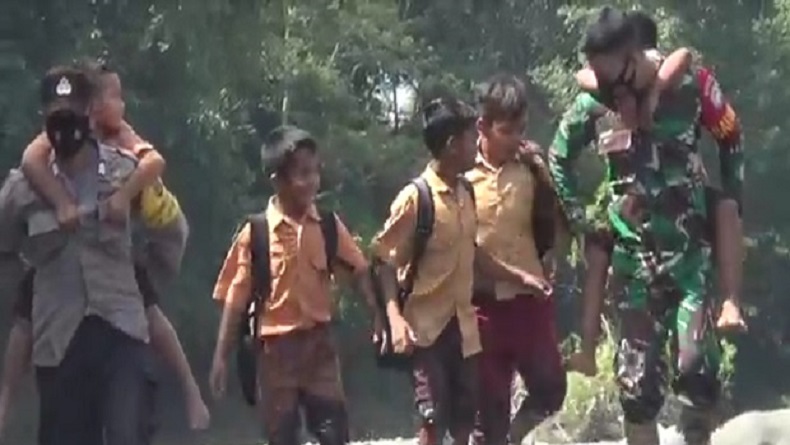 Siswa SD di Aceh Besar Terpaksa Menyeberangi Sungai Habitat Buaya untuk Sekolah