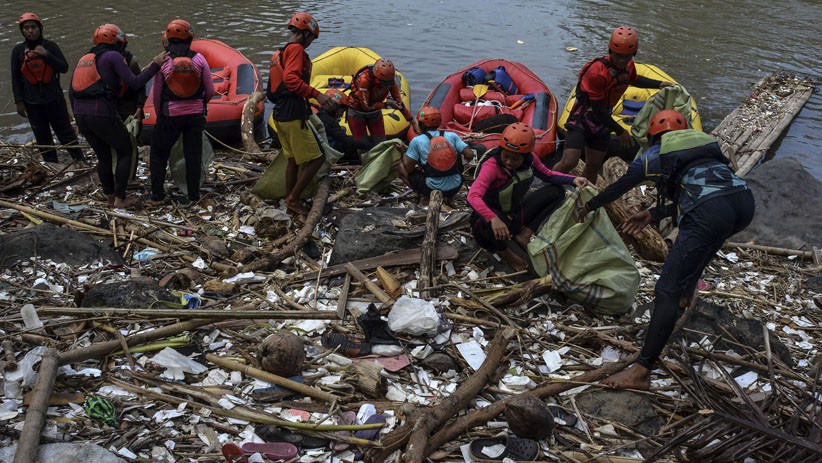 Kendalikan Sampah, DLH Maluku Pasang Jaring di 5 Muara Sungai Kota Ambon