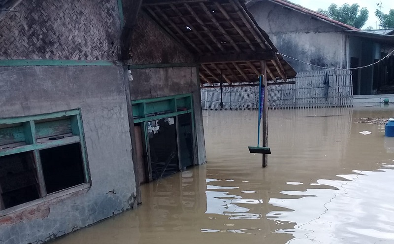 Dikepung Banjir 2 Meter, 1.600 Keluarga di Cikarang Timur Terisolasi