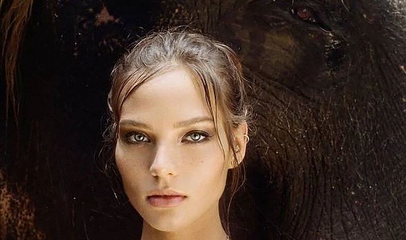 Influencer Rusia Pose Telanjang di Atas Gajah di Bali Minta Maaf: Saya Hormati Aturan di Indonesia